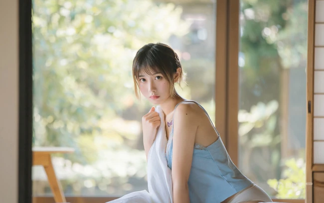 独属于夏天的气息，短发女生念雪清新气质小木屋写真美图
