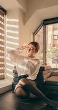喝着奶茶，吃着蛋糕的可爱白衫短裙深袜袜MM高清写真大图