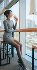 喝着奶茶，吃着蛋糕的可爱白衫短裙深袜袜MM高清写真大图