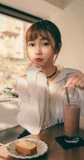 喝着奶茶，吃着蛋糕的可爱白衫短裙深袜袜MM高清写真大图