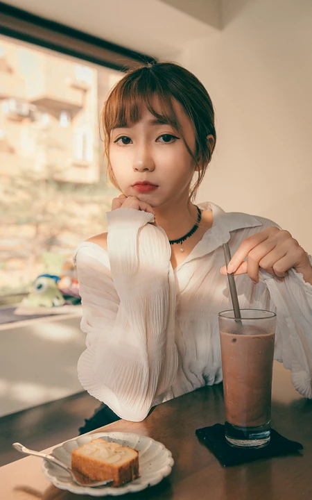 喝着奶茶，吃着蛋糕的可爱白衫短裙深袜袜MM高清写真大图