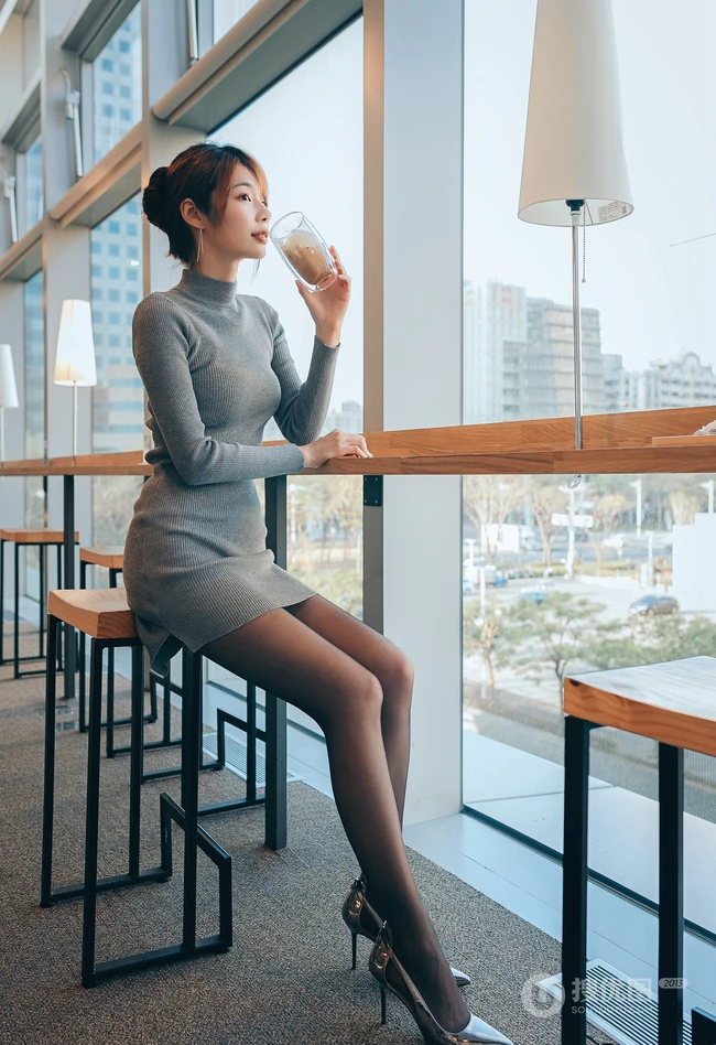 喝着奶茶，吃着蛋糕的可爱白衫短裙深袜袜MM高清写真大图