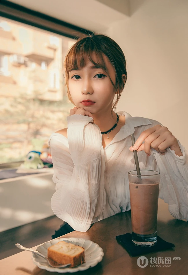 喝着奶茶，吃着蛋糕的可爱白衫短裙深袜袜MM高清写真大图