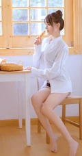 男友衫魅力，修长线条感MM豆梓吖白衣衬衫气质高清写真大图