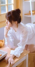 男友衫魅力，修长线条感MM豆梓吖白衣衬衫气质高清写真大图