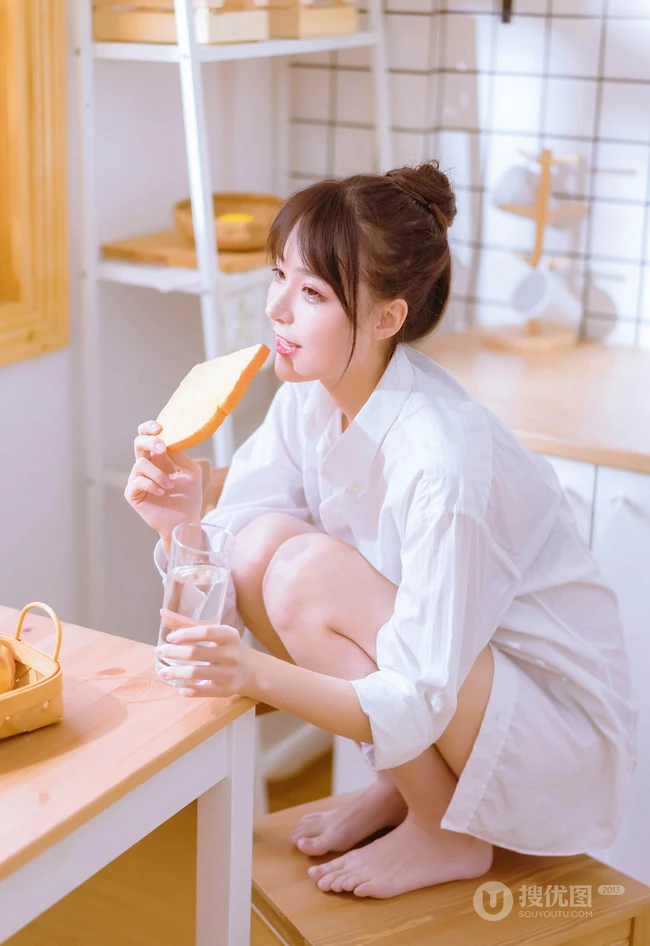 男友衫魅力，修长线条感MM豆梓吖白衣衬衫气质高清写真大图