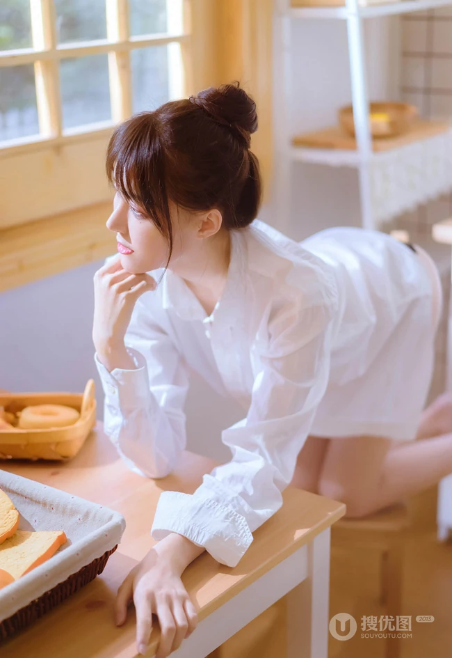 男友衫魅力，修长线条感MM豆梓吖白衣衬衫气质高清写真大图