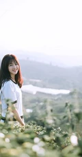 茶山上背着相机的美丽白衣短裙女生唯美户外摄影美图