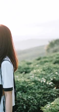 茶山上背着相机的美丽白衣短裙女生唯美户外摄影美图