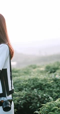 茶山上背着相机的美丽白衣短裙女生唯美户外摄影美图