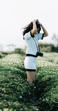 茶山上背着相机的美丽白衣短裙女生唯美户外摄影美图