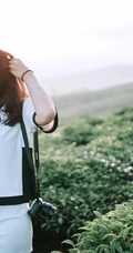 茶山上背着相机的美丽白衣短裙女生唯美户外摄影美图