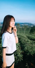 茶山上背着相机的美丽白衣短裙女生唯美户外摄影美图