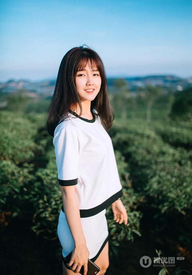 茶山上背着相机的美丽白衣短裙女生唯美户外摄影美图