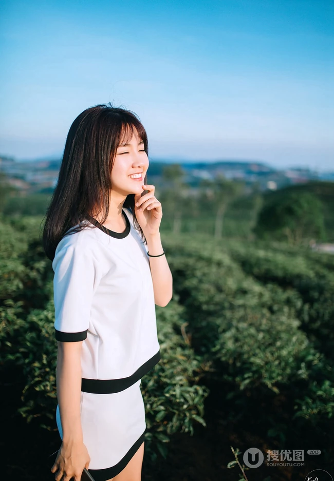 茶山上背着相机的美丽白衣短裙女生唯美户外摄影美图