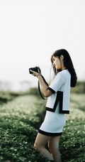 茶山上背着相机的美丽白衣短裙女生唯美户外摄影美图