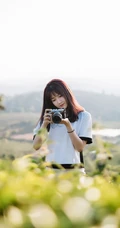 茶山上背着相机的美丽白衣短裙女生唯美户外摄影美图