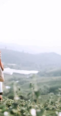 茶山上背着相机的美丽白衣短裙女生唯美户外摄影美图