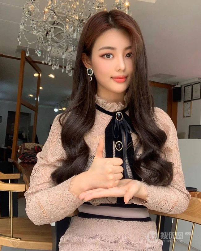 气质女生就是你，适合出席各种活动和聚会的&ldquo;小气质&rdquo;女生卷发图片 第4张