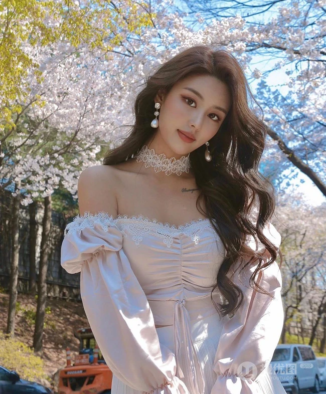 气质女生就是你，适合出席各种活动和聚会的&ldquo;小气质&rdquo;女生卷发图片 第3张