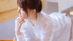白衬衫，丸子头，清新甜美长腿美女桌面壁纸图片