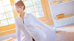 白衬衫，丸子头，清新甜美长腿美女桌面壁纸图片