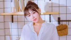 白衬衫，丸子头，清新甜美长腿美女桌面壁纸图片