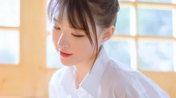 白衬衫，丸子头，清新甜美长腿美女桌面壁纸图片