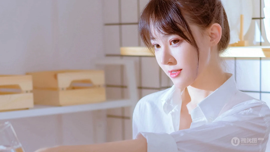 白衬衫，丸子头，清新甜美长腿美女桌面壁纸图片