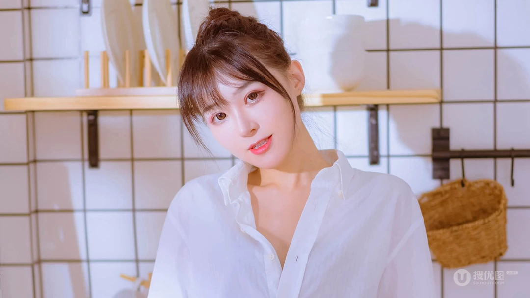 白衬衫，丸子头，清新甜美长腿美女桌面壁纸图片