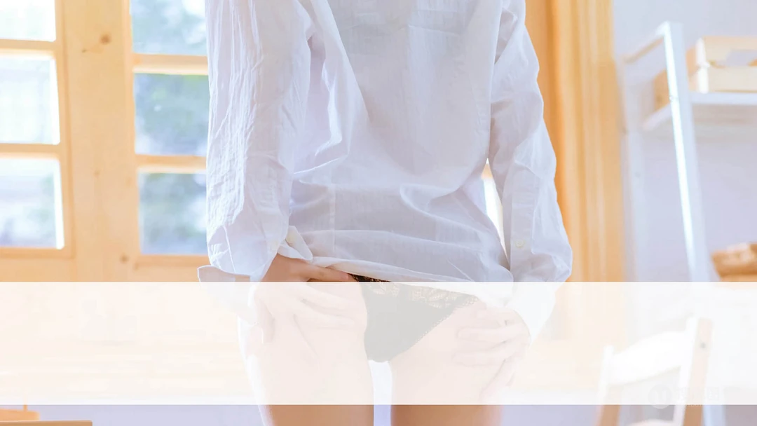 白衬衫，丸子头，清新甜美长腿美女桌面壁纸图片