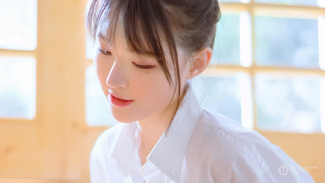 白衬衫，丸子头，清新甜美长腿美女桌面壁纸图片