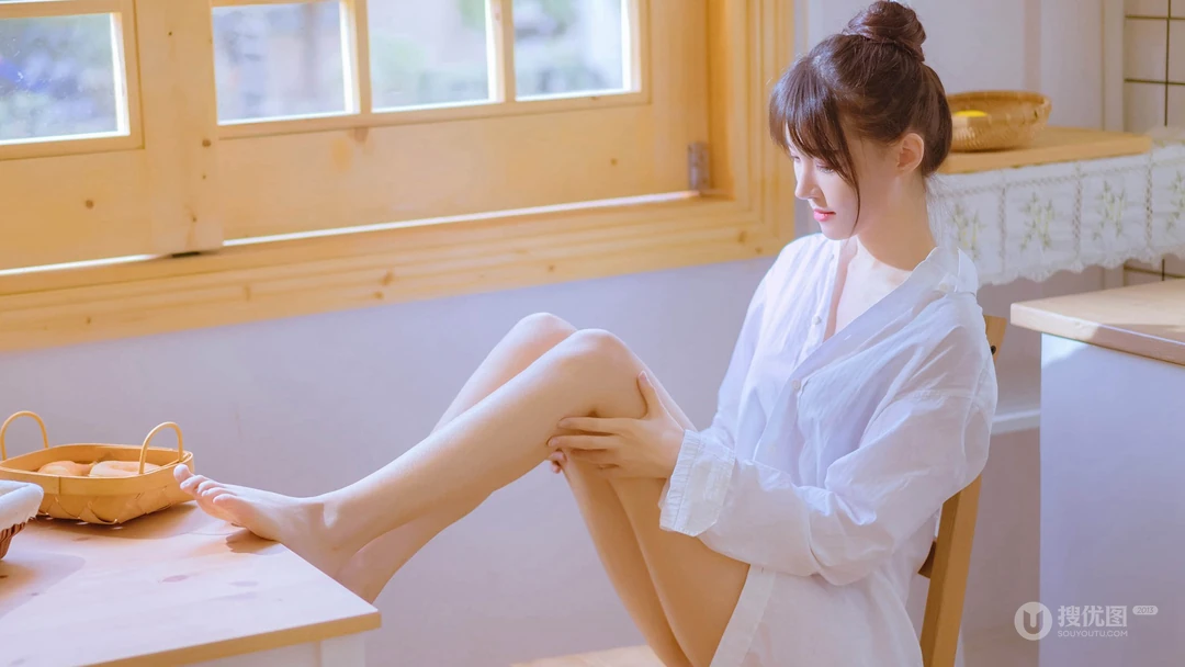 白衬衫，丸子头，清新甜美长腿美女桌面壁纸图片