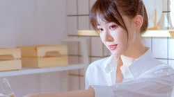 白衬衫，丸子头，清新甜美长腿美女桌面壁纸图片