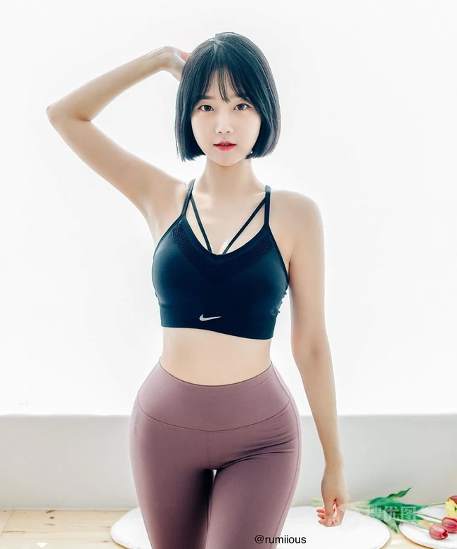 蜜桃臀妹子，清新短发韩国童颜女生佳人Rumi生活写真照图集
