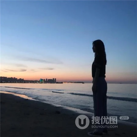 真人男女浪漫海边不露脸头像，适合喜欢浪漫的情侣一人一半头像图片