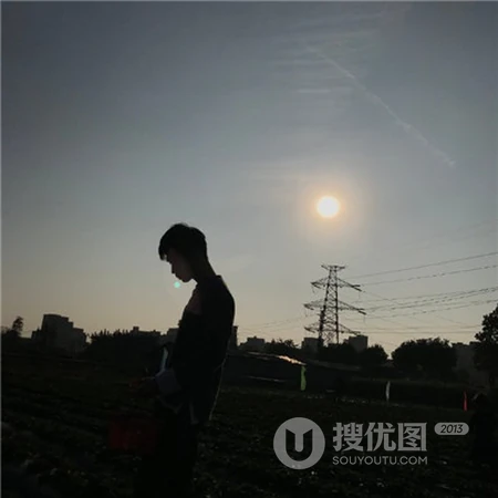 真人男女浪漫海边不露脸头像，适合喜欢浪漫的情侣一人一半头像图片