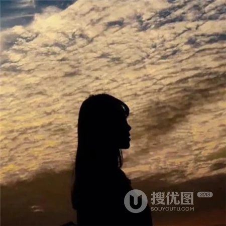 真人男女浪漫海边不露脸头像，适合喜欢浪漫的情侣一人一半头像图片