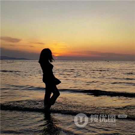 真人男女浪漫海边不露脸头像，适合喜欢浪漫的情侣一人一半头像图片