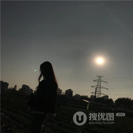 真人男女浪漫海边不露脸头像，适合喜欢浪漫的情侣一人一半头像图片