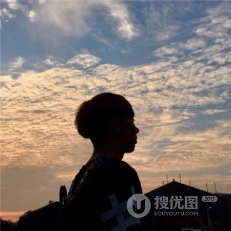 真人男女浪漫海边不露脸头像，适合喜欢浪漫的情侣一人一半头像图片