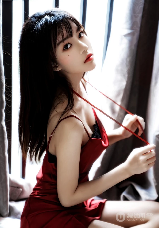 116女生写真-窗帘旁边的线条女生桜桃喵肩带红裙摄影美图