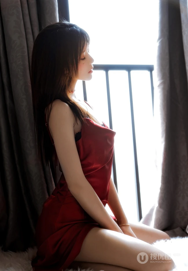 116女生写真-窗帘旁边的线条女生桜桃喵肩带红裙摄影美图