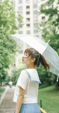 下雨天，手拿雨伞的学生装可爱女生唯美户外摄影美图收录