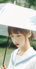 下雨天，手拿雨伞的学生装可爱女生唯美户外摄影美图收录