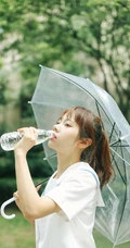 下雨天，手拿雨伞的学生装可爱女生唯美户外摄影美图收录
