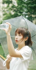 下雨天，手拿雨伞的学生装可爱女生唯美户外摄影美图收录