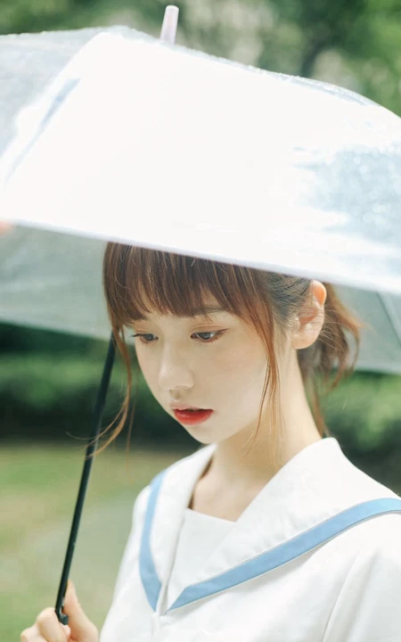 下雨天，手拿雨伞的学生装可爱女生唯美户外摄影美图收录
