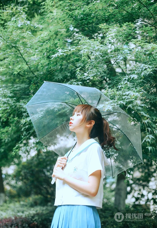 下雨天，手拿雨伞的学生装可爱女生唯美户外摄影美图收录