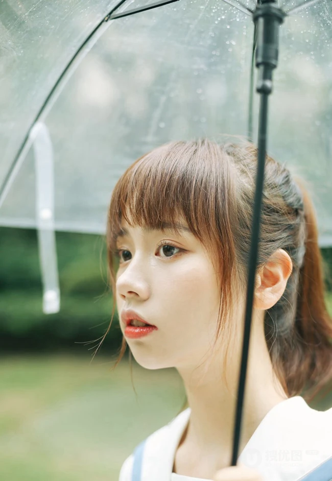 下雨天，手拿雨伞的学生装可爱女生唯美户外摄影美图收录